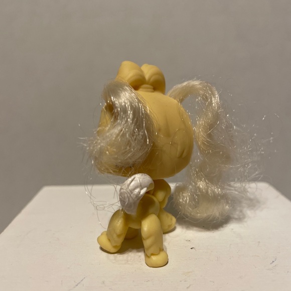 Littlest Pet Shop Maltese Dog LPS #2638 Puppy Real Curly Hair Pink Bow  51 - Picture 2 of 8